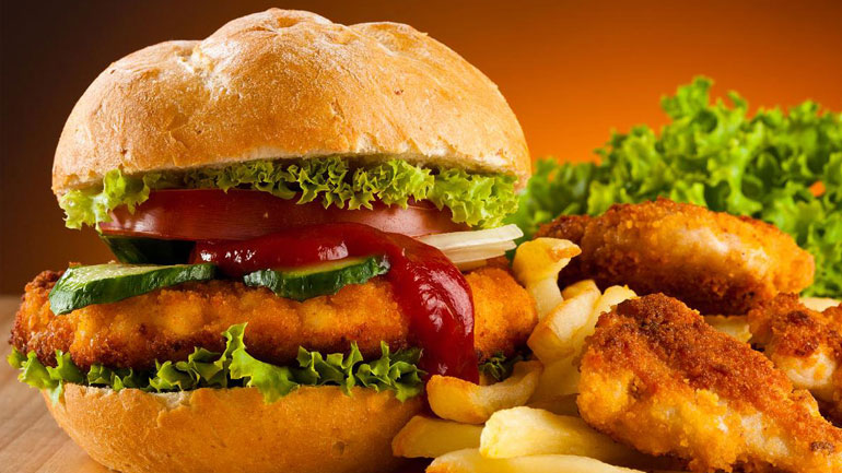 Όσα δεν πρέπει να τρώμε ποτέ μετά τις 9 το βράδυ