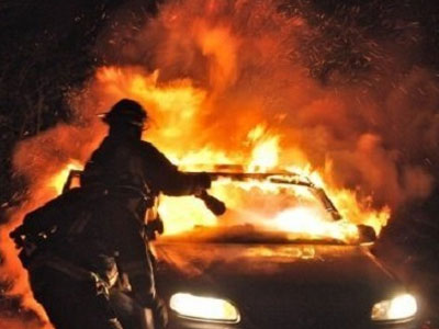 Ηράκλειο: Νεαρή έβαλε φωτιά στο αμάξι του πρώην της