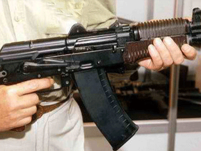 Έβγαλαν τα καλάσνικοφ έξω από νυχτερινό κέντρο της Πάτρας