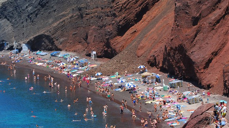 Σαντορίνη: Ενοικίαζαν παράνομα ξαπλώστρες και συνελήφθησαν