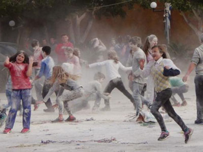 «Άσπρισε» η Κυπαρισσία από τον αλευροπόλεμο