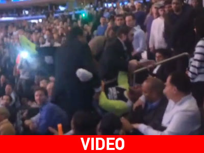 Ανάπηρος φίλαθλος απομακρύνεται σηκωτός από το γήπεδο