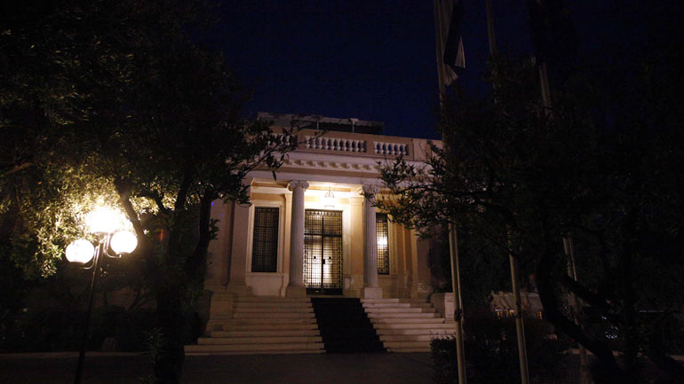 Μαξίμου: Τα μέτρα που προτείνουν θεσμοί και κυβέρνηση