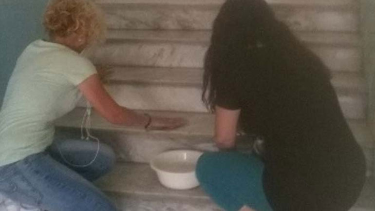 Λάρισα: Μαμάδες καθάρισαν το δημοτικό λόγω έλλειψης προσωπικού