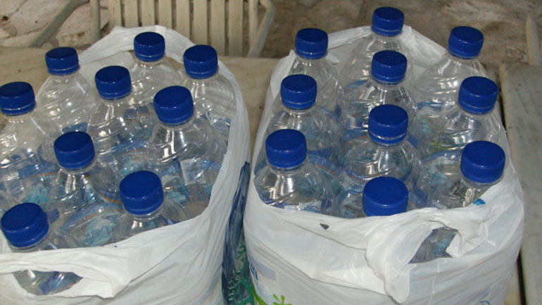 Γιατί δεν πρέπει να πίνετε νερό από πλαστικά μπουκάλια εκτεθειμένα στη ζέστη