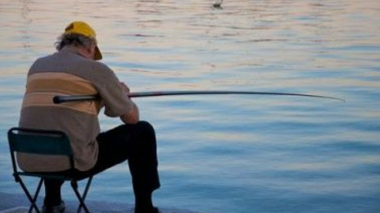 Πάτρα: Ψάρευε και έπεσε στη θάλασσα