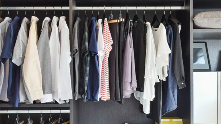 Τέσσερις εύκολοι τρόποι για να κάνετε τα ρούχα στη ντουλάπα να μοσχομυρίσουν