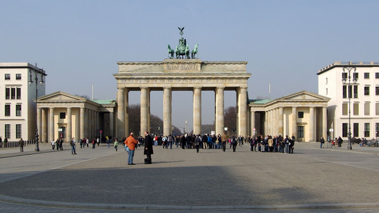 Δύο εφημερίδες του Βερολίνου κυκλοφόρησαν με ένα ένθετο στα αραβικά για τους πρόσφυγες