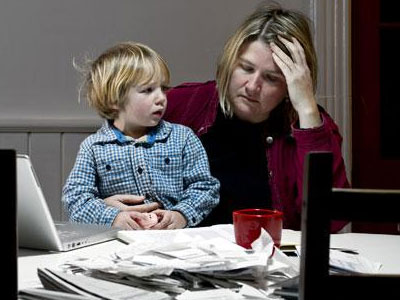 Πάτρα: Κατάσχεσαν επίδομα από άνεργη μητέρα για οφειλή κλήσης