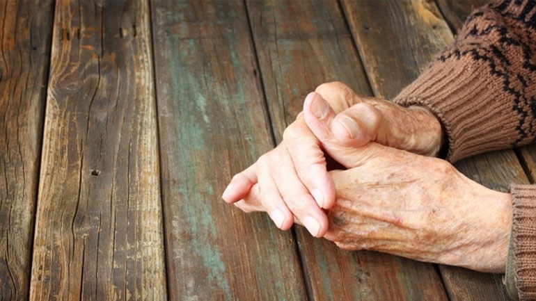 Οι οικιακές βοηθοί νάρκωσαν ηλικιωμένο και τον λήστεψαν