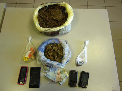 Λάρισα: Χειροπέδες σε δύο νεαρούς και μία 19χρονη για 700 γραμμάρια χασίς