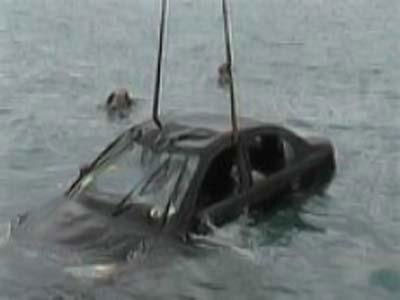 Εύβοια: Αμάξι «βούτηξε» στη θάλασσα