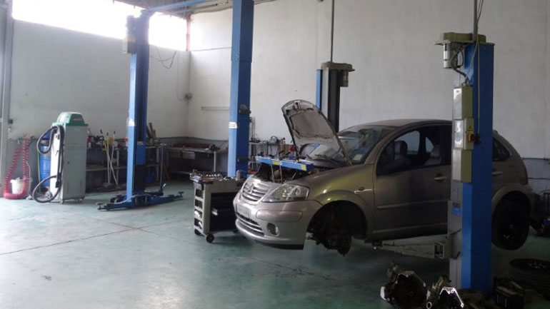 Ρόδος: Κύλισε το αμάξι πάνω του στο συνεργείο