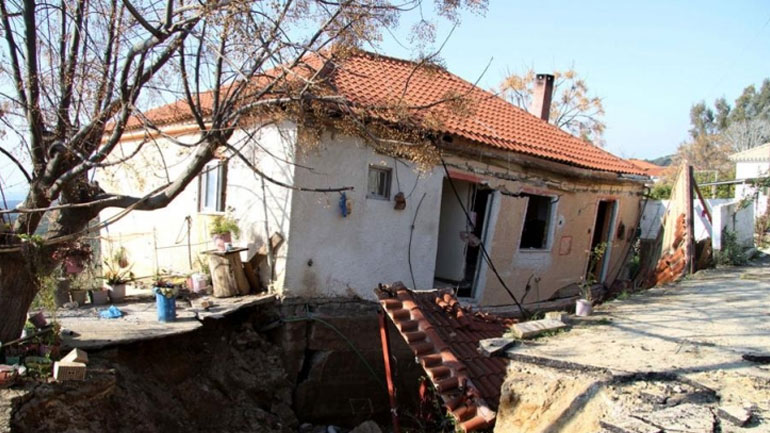 Ξεσπιτώθηκαν από το ρήγμα στην Ανάληψη Αμαλιάδας, αλλά λυόμενο δεν τους δίνουν