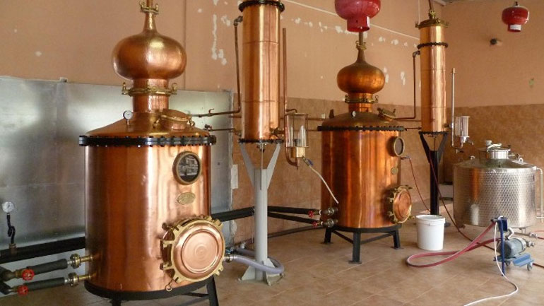 Τελωνειακοί «χτενίζουν» τα χωριά της Ρόδου για παράνομα αποστακτήρια