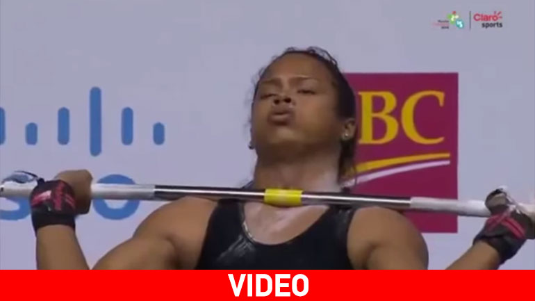 Αθλήτρια της άρσης βαρών καταρρέει στην προσπάθειά της να πάρει το χρυσό