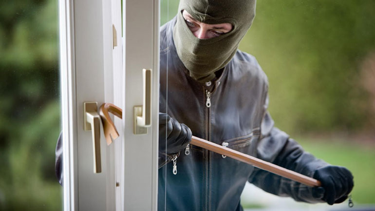 Θεσσαλονίκη: Έκλεβε σπίτια με τα ανήλικα παιδιά του