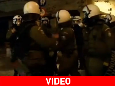 Αστυνομικός χτυπά και κλοτσά συλληφθέντα διαδηλωτή