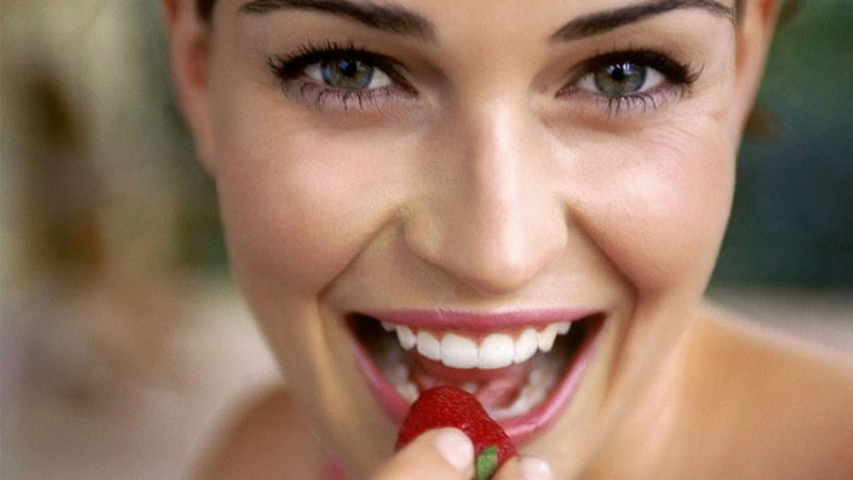 Μικρά μυστικά για φυσική λεύκανση των δοντιών