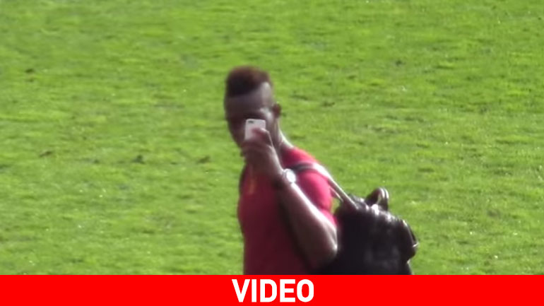 Ο Μπαλοτέλι και η χειρονομία στους φιλάθλους της Μάντσεστερ Γιουνάιτεντ