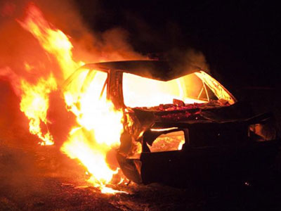 Καβάλα: Φωτιά σε σταθμευμένα οχήματα