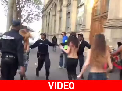 Αστυνομικός «τρώει τα μούτρα του» κυνηγώντας γυμνόστηθες διαδηλώτριες