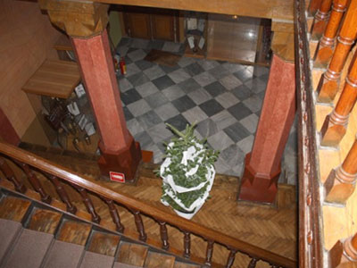 Καβάλα: Οι αντιεξουσιαστές άφησαν και χριστουγεννιάτικο δέντρο στο δημαρχείο