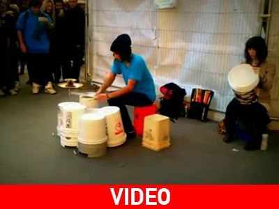 Εκπληκτικός drummer με κουβάδες