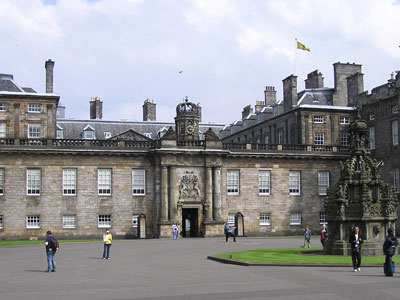 Ζητείται υπάλληλος να ξεκολλά τις τσίχλες των τουριστών από τα ανάκτορα