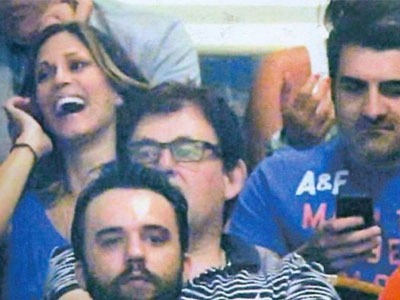 Η Κοκκίνου στην κερκίδα για τον Μπόγρη