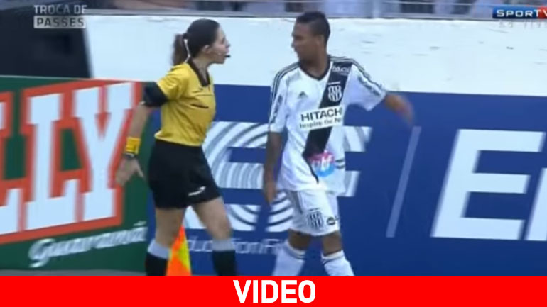 Γυναίκα διαιτητής βάζει ποδοσφαιριστή στη θέση του