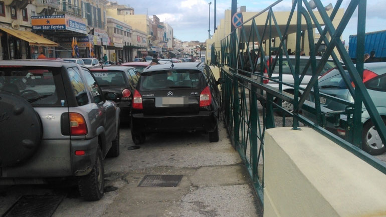 Ερμούπολη: «Μάχη» για μια θέση στάθμευσης πάνω στο πεζοδρόμιο