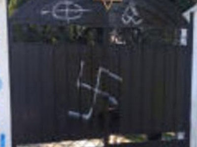 Δήμαρχος Λαρισαίων: «Η βεβήλωση συνιστά βάναυση προσβολή της μνήμης»