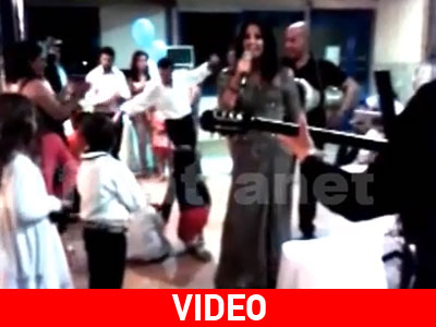 Η Άντζελα τραγουδά σε βαφτίσια