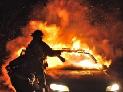 Ανώγεια: Οι φλόγες από το αυτοκίνητο απείλησαν και σπίτι