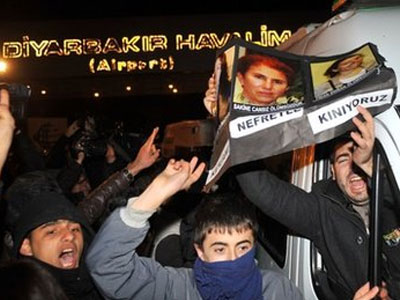 Σε διαδήλωση μετατράπηκε η κηδεία των τριών ακτιβιστριών που δολοφονήθηκαν στο Παρίσι