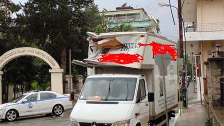 Σπάνιο τροχαίο στα Γρεβενά: Φορτηγό χτύπησε σε μπαλκόνι της Αστυνομίας