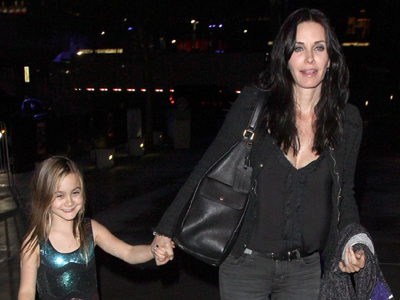 Ευτυχισμένη και χωρίς σύζυγο η Courteney Cox