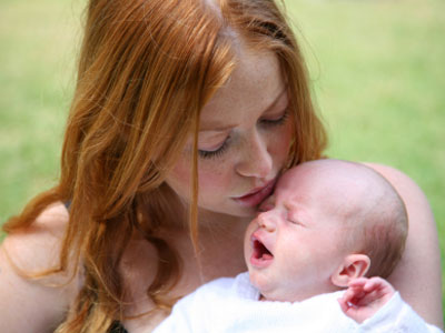 Γιατί οι γυναίκες ανταποκρίνονται πιο άμεσα από τους άνδρες στο κλάμα ενός μωρού;