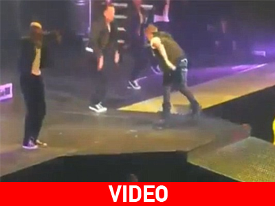 O Justin Bieber κάνει εμετό επί σκηνής