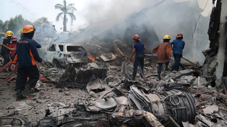 Ινδονησία: Τουλάχιστον 30 νεκροί από συντριβή στρατιωτικού αεροπλάνου