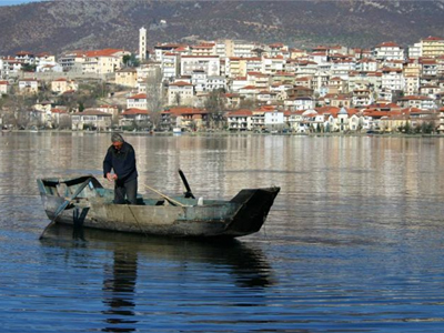 Η υπεραλίευση στη λίμνη Καστοριάς διαταράσσει την οικολογική ισορροπία