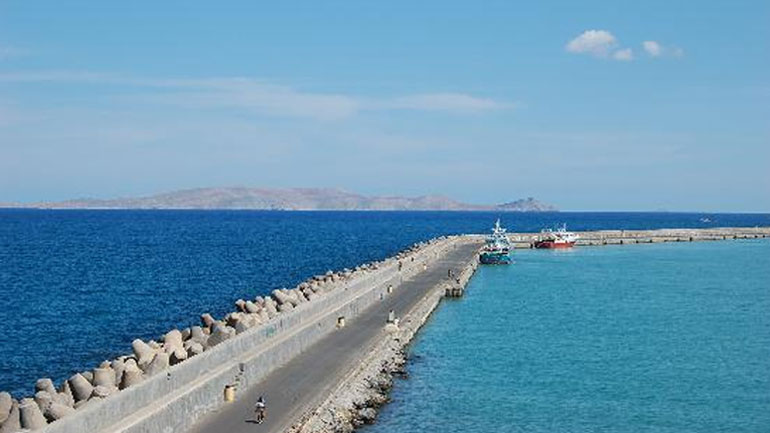 Κοιτούσε το κινητό και… έπεσε στη θάλασσα!