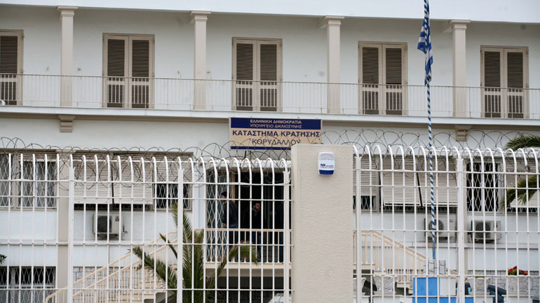 Συγκέντρωση διαμαρτυρίας από κατοίκους έξω από τις φυλακές Κορυδαλλού