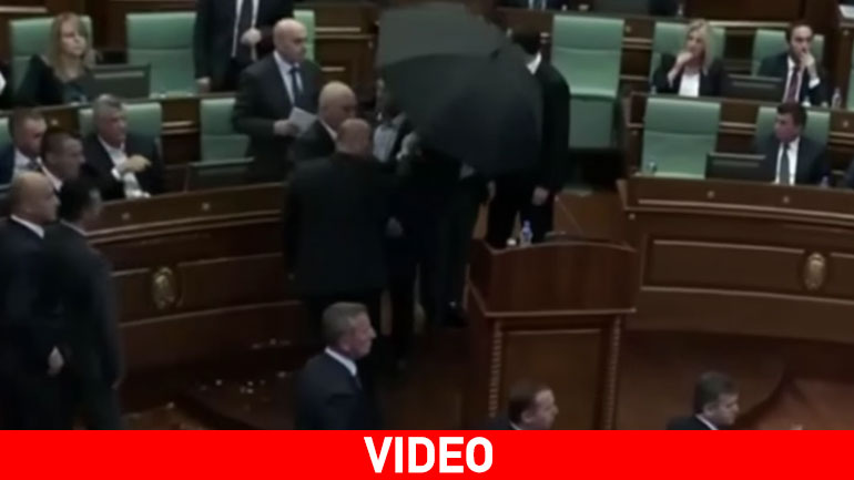 Κόσοβο: Πέταξαν αυγά στον πρωθυπουργό την ώρα που μιλούσε στη Βουλή