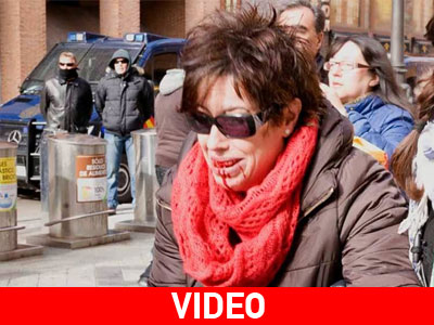 Αστυνομικοί ξυλοκοπούν άγρια ανυπεράσπιστους πολίτες στην Ισπανία