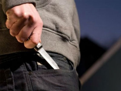 Έβγαλε σουγιά και τη μαχαίρωσε μέσα στο καφενείο