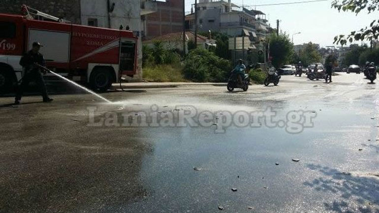 Λαμία: Γέμισε ο δρόμος με τσιμέντο και άμμο