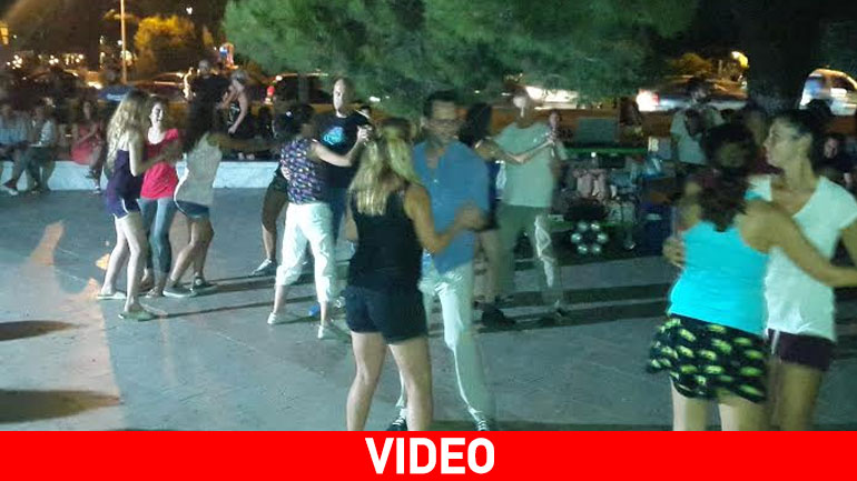 Οι Θεσσαλονικείς χορεύουν λάτιν στον Λευκό Πύργο
