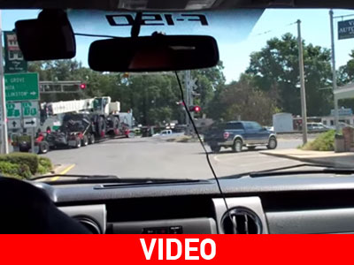 Απίστευτη σύγκρουση τρένου με νταλίκα